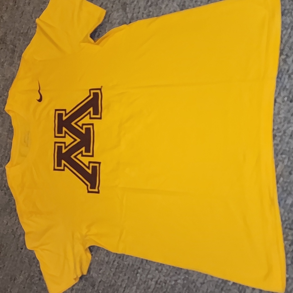 Nike Minnesota Gophers Size Medium Gold/maroon PTP 21 IN length 27in